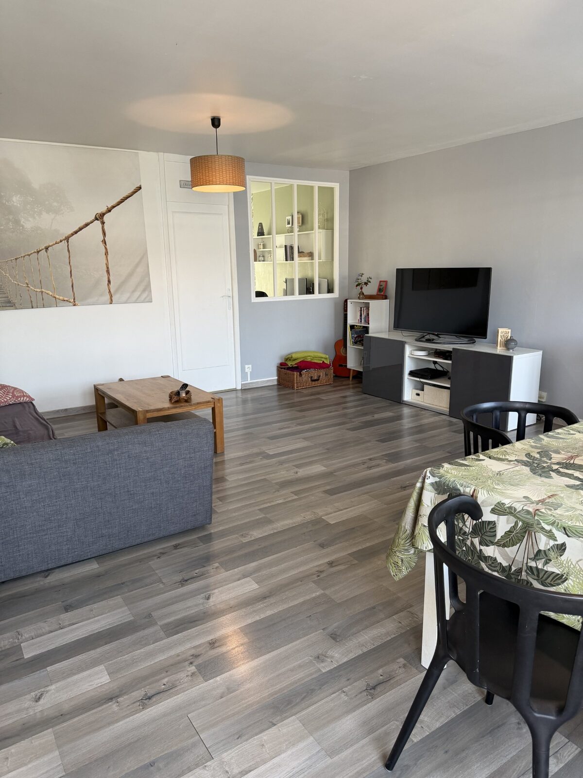 Pièce de vie avec verrière donnant sur le bureau, maison rénovée à Pessac