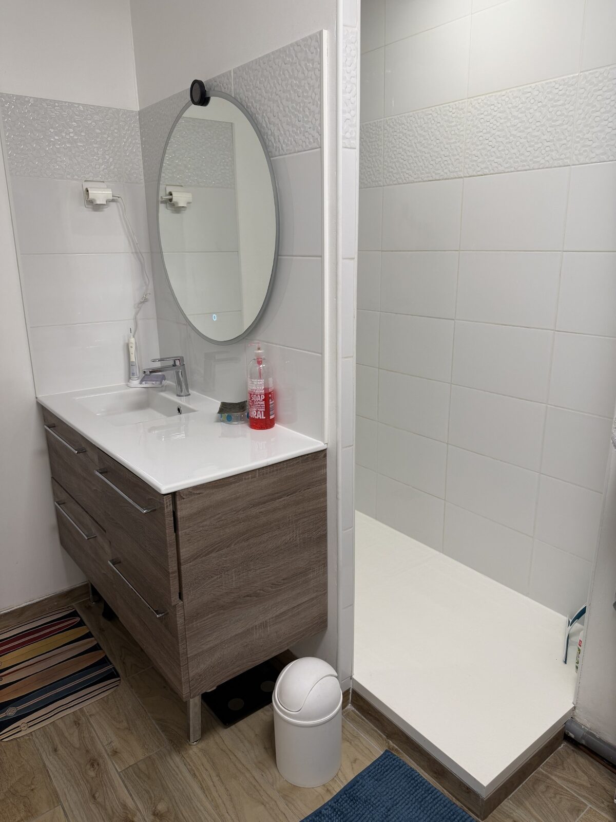 Salle d'eau avec douche à l'italienne, maison rénovée à Pessac