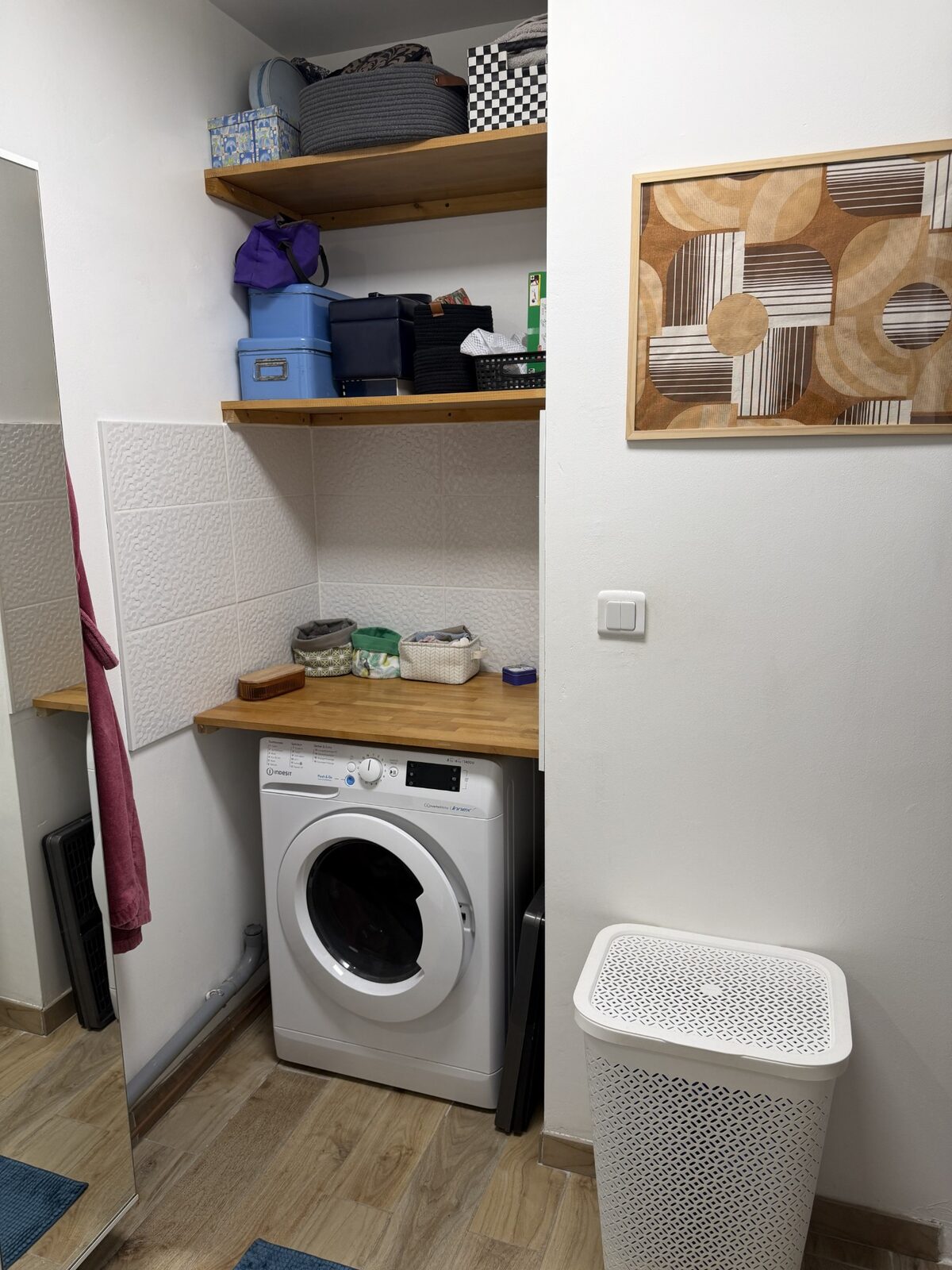 Arrière-cuisine avec rangements et raccordement machine à laver, maison à Pessac