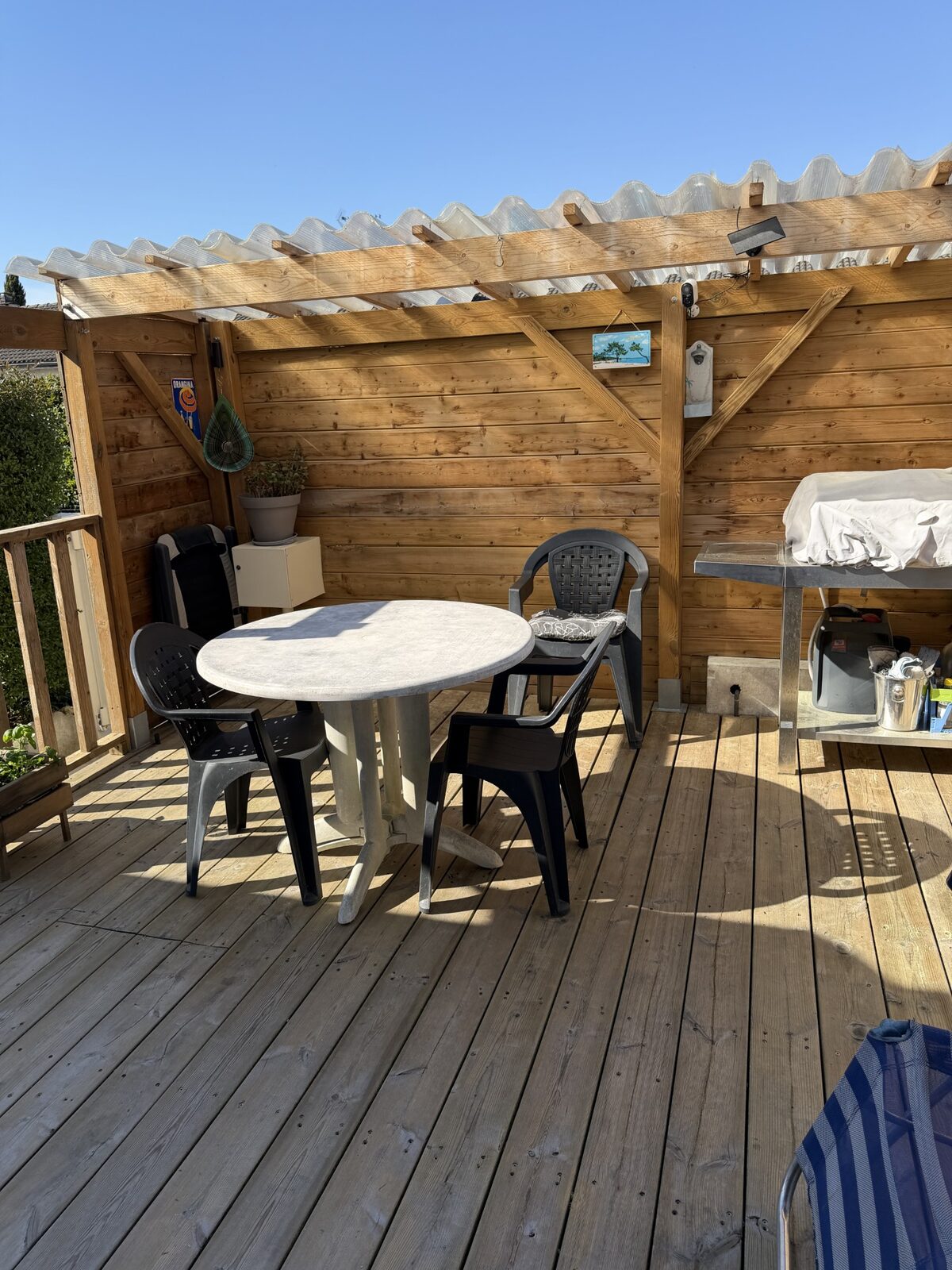 Terrasse en bois avec partie abritée, maison à Pessac