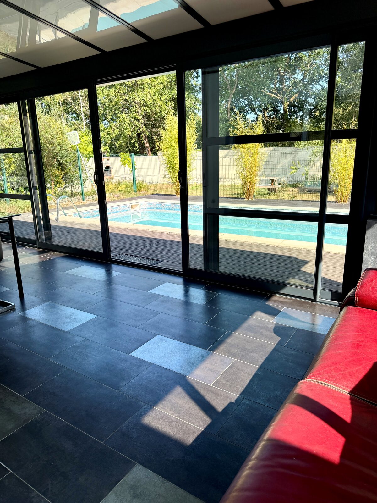 Véranda Akéna de 25 m² avec vue sur la piscine, maison à Pessac