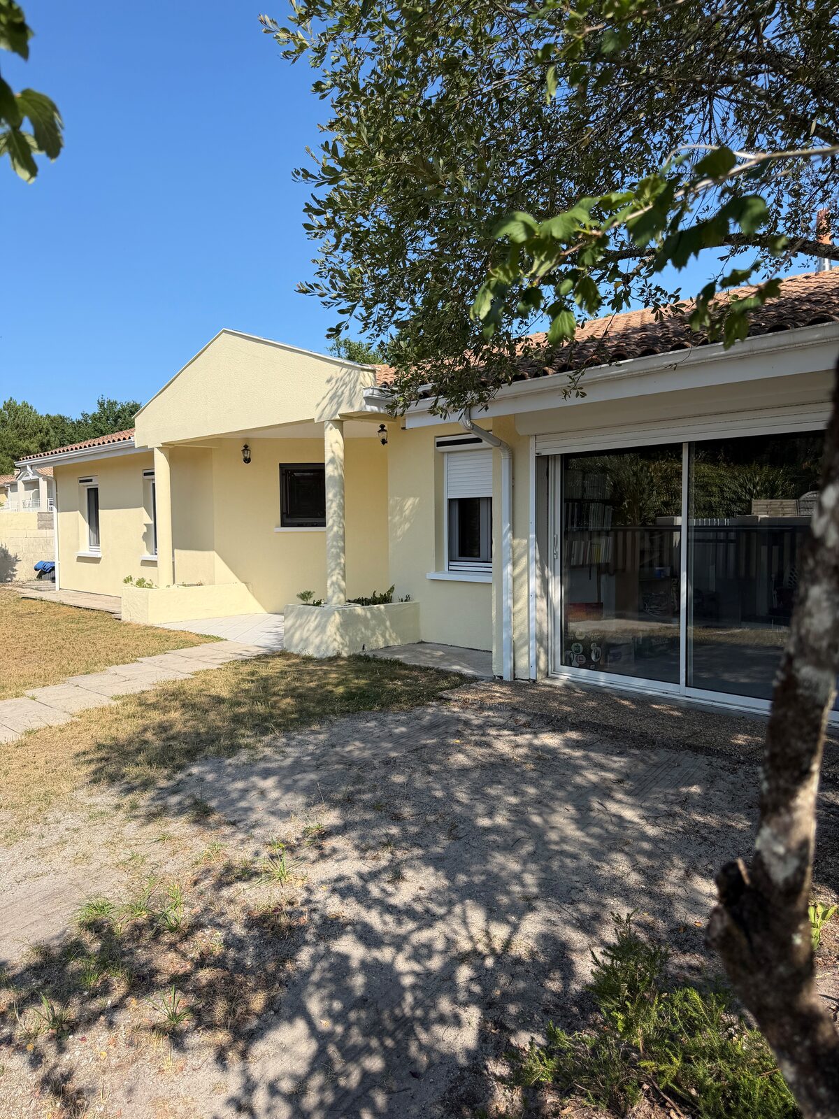 Façade de la maison de plain-pied avec baie vitrée et terrasse, Pessac
