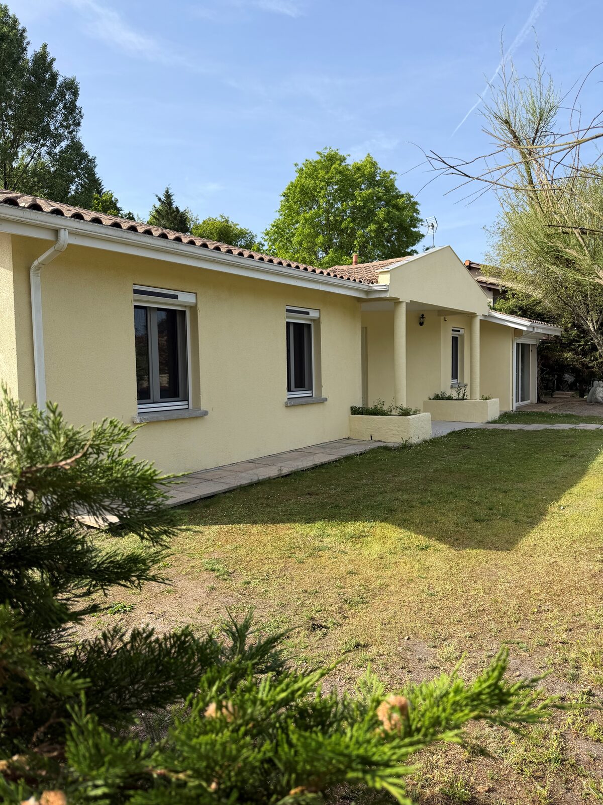 Façade latérale et jardin arboré de la maison, Pessac