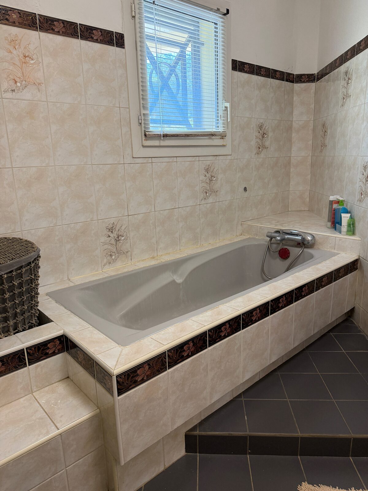 Salle de bain avec baignoire, maison à Pessac