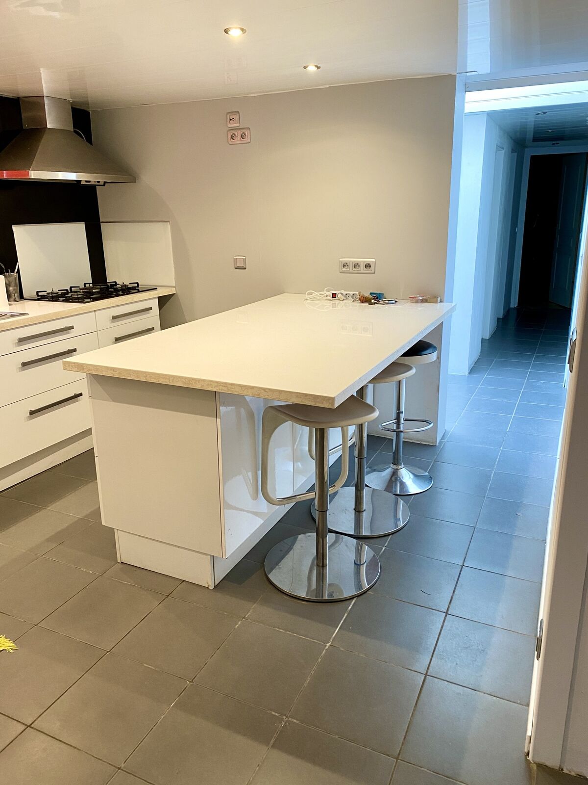 Cuisine aménagée autour d'un îlot central, maison à Pessac