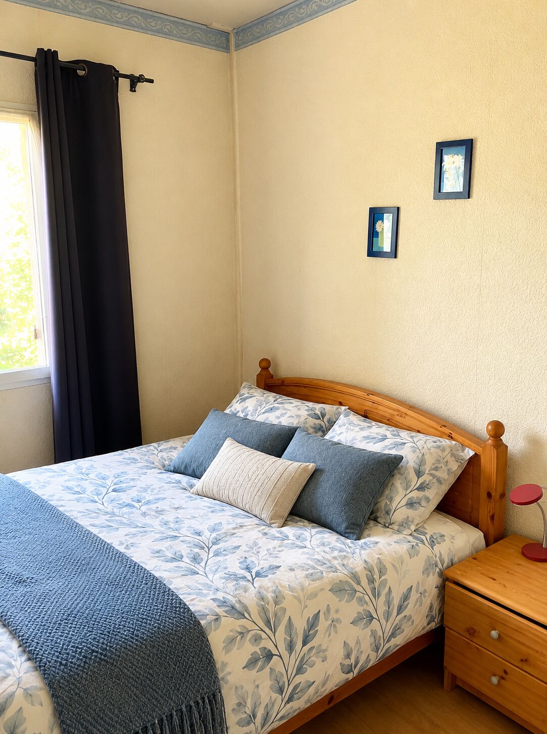 Chambre avec lit double et vue sur le jardin, maison à Pessac