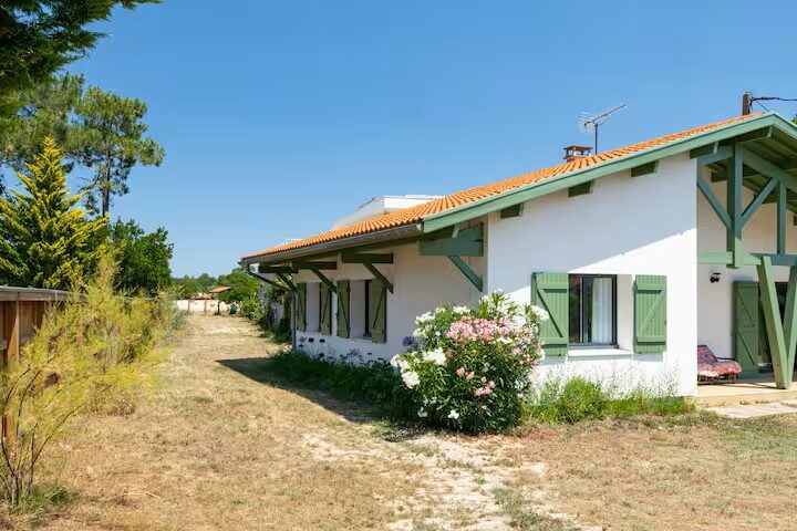 Façade de la villa landaise aux volets verts à Mimizan Plage