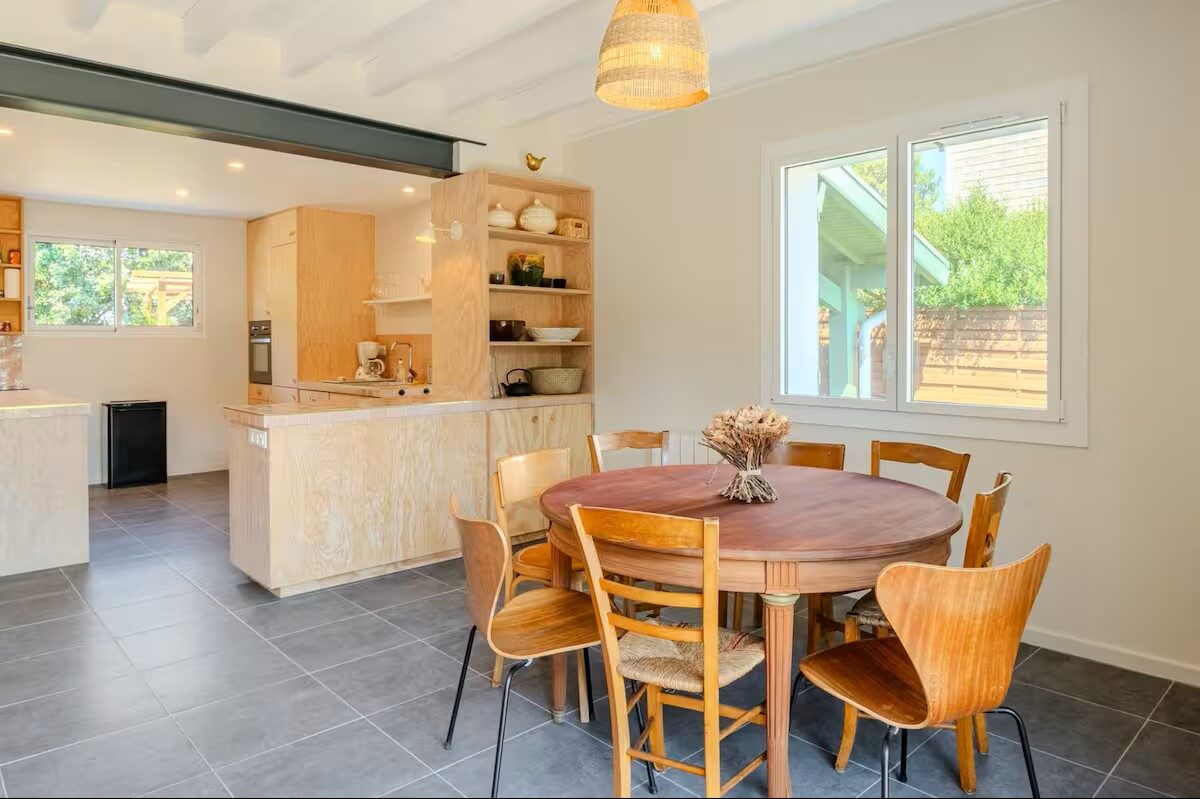 Pièce de vie lumineuse avec salle à manger ouverte sur la cuisine, villa à Mimizan Plage