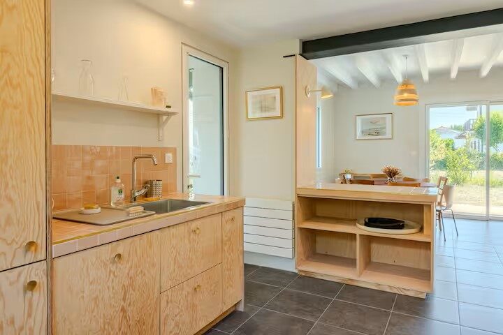 Cuisine américaine en bois clair, aménagée et équipée, villa à Mimizan Plage