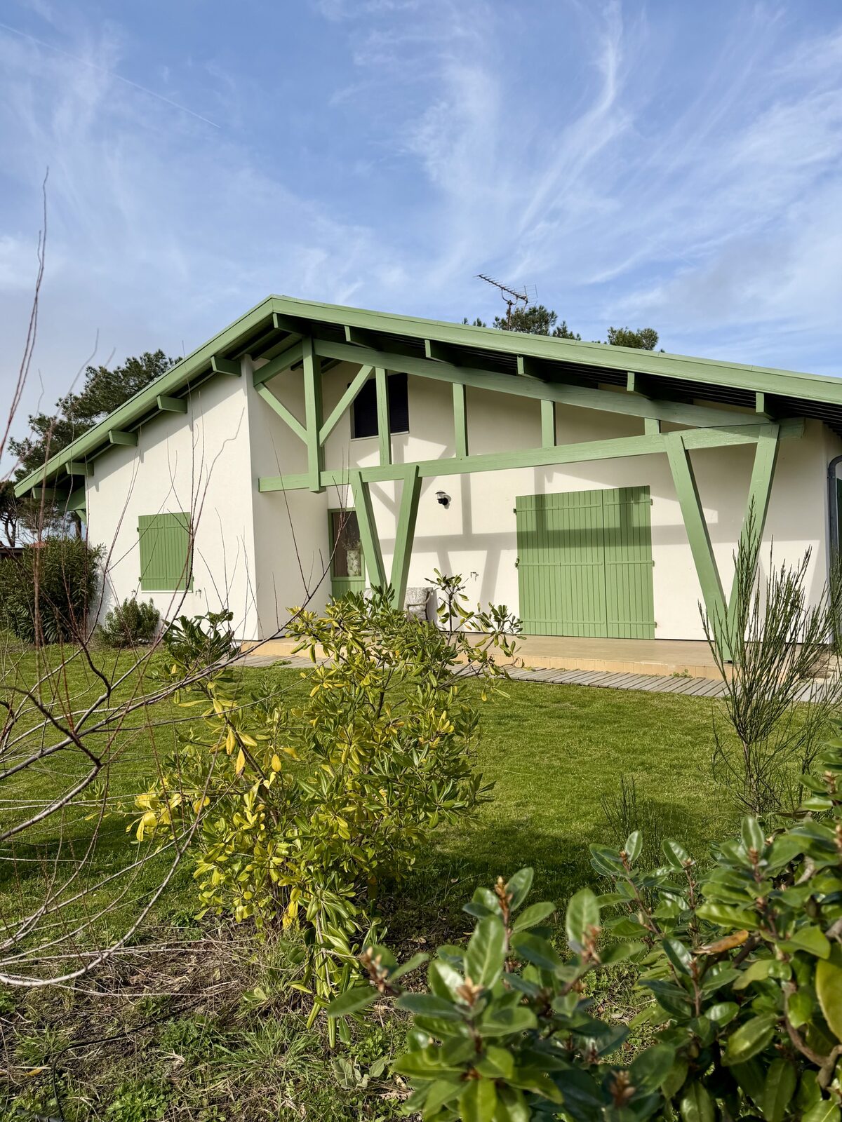 Pignon de la villa avec sa charpente apparente et ses volets verts, Mimizan Plage