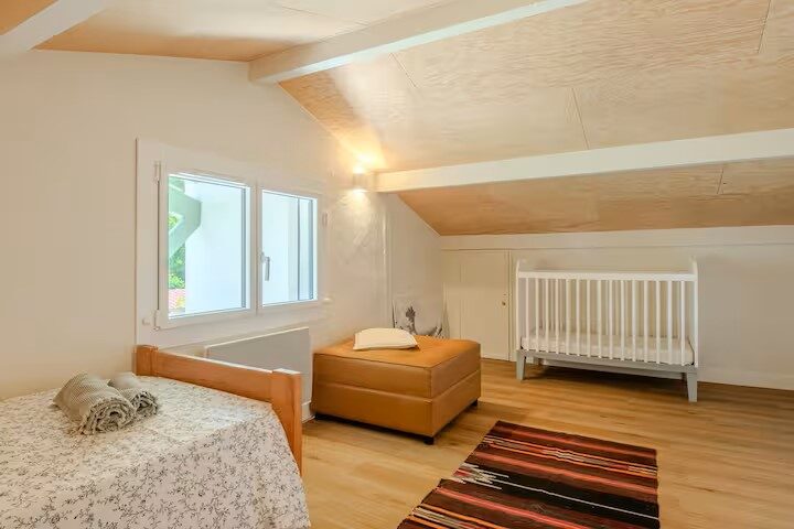 Chambre mansardée à l'étage avec coin bureau, villa à Mimizan Plage