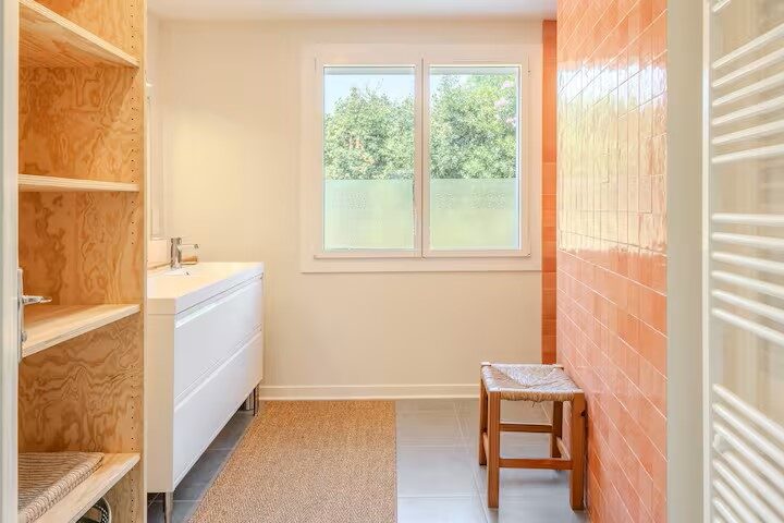 Salle d'eau habillée de zelliges terracotta avec meuble vasque, villa à Mimizan Plage