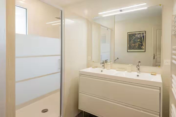 Seconde salle d'eau avec douche et double vasque, villa à Mimizan Plage