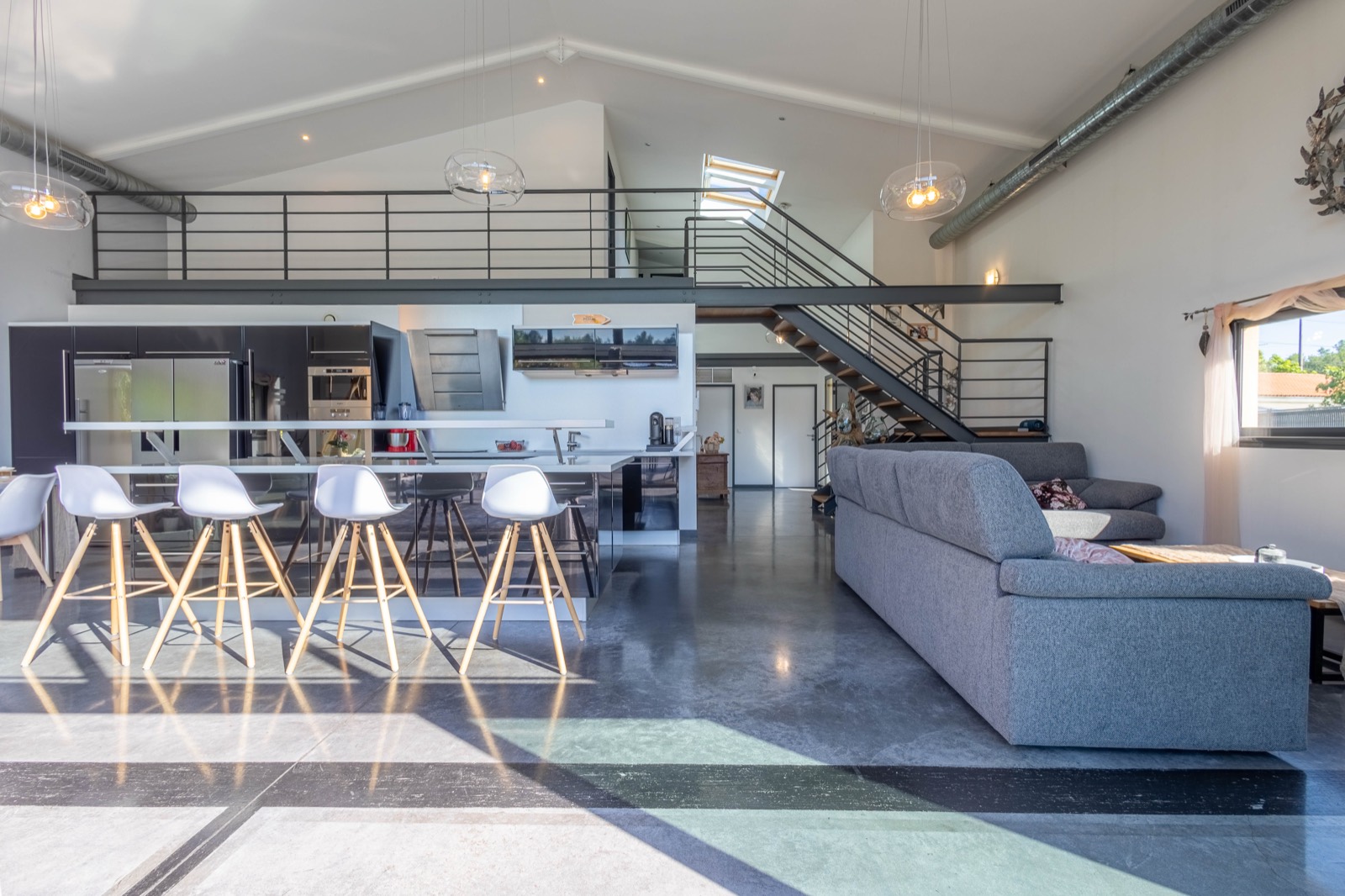 Vaste pièce de vie esprit loft avec mezzanine, villa d'architecte à Pessac