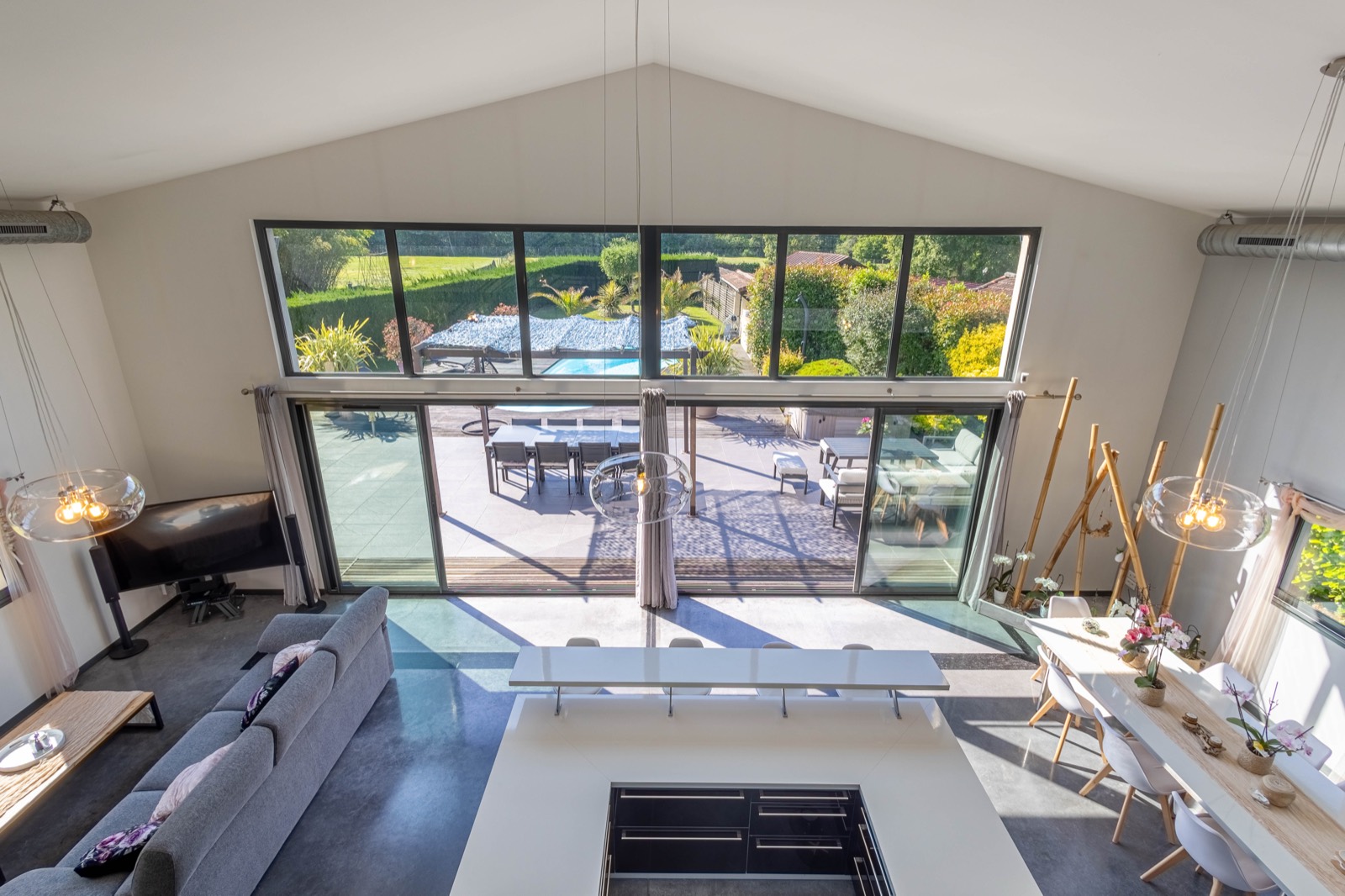 Séjour avec grande baie vitrée cathédrale vue depuis la mezzanine, villa à Pessac