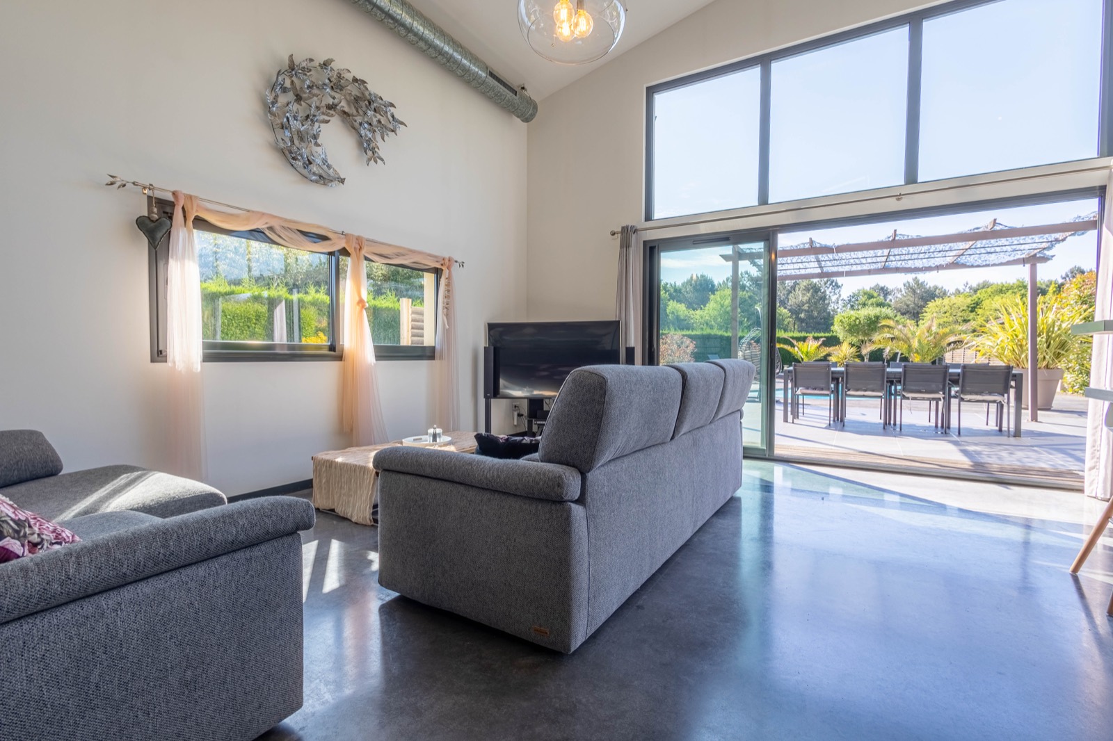Salon lumineux ouvert sur la terrasse, villa à Pessac