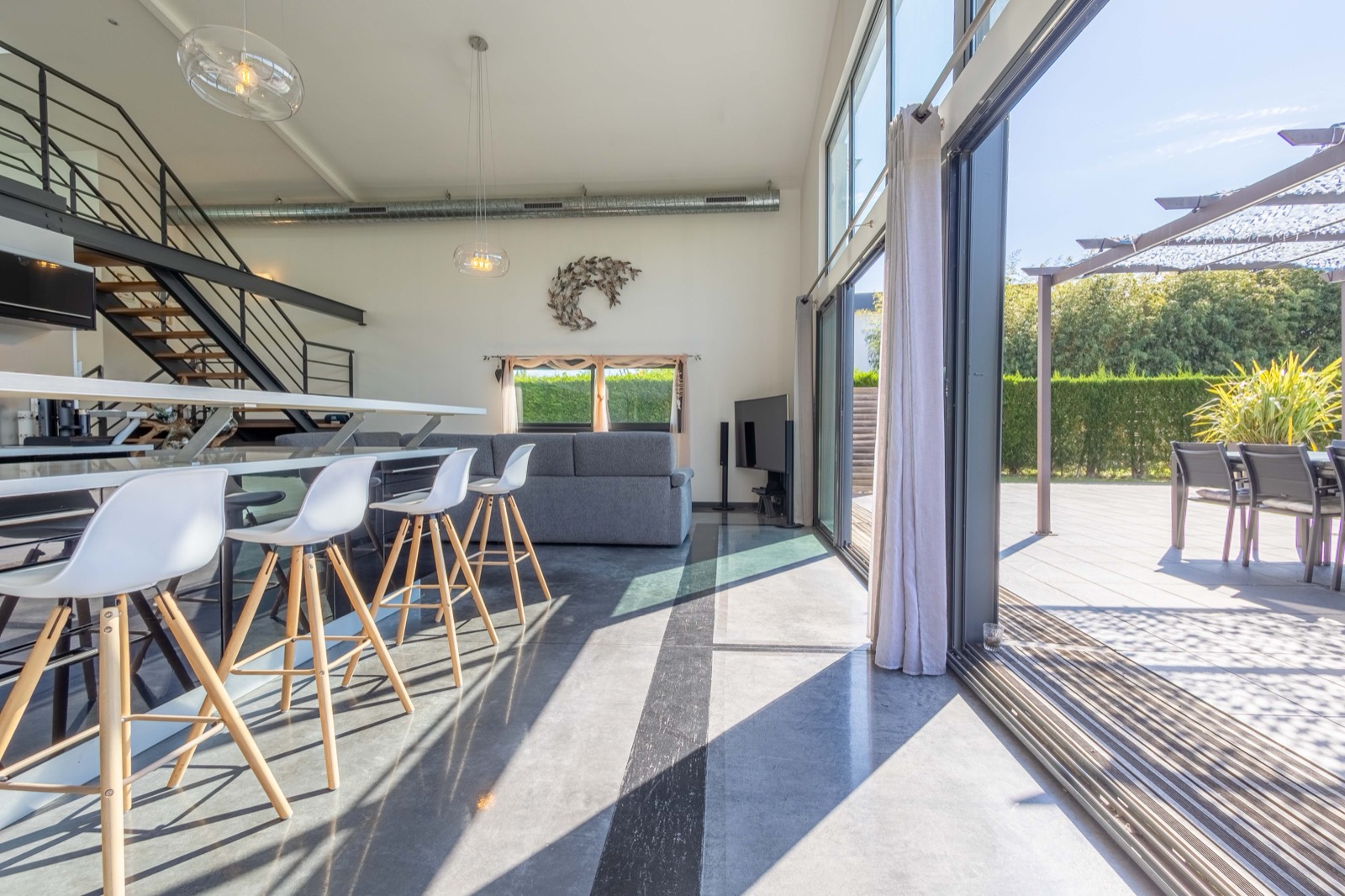 Séjour ouvert sur la terrasse par de grandes baies vitrées, villa à Pessac
