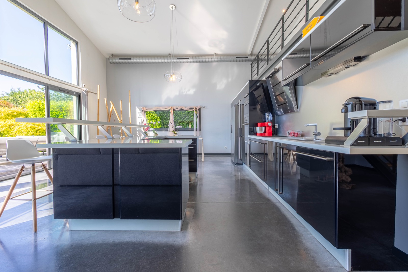 Cuisine moderne avec îlot central, villa contemporaine à Pessac