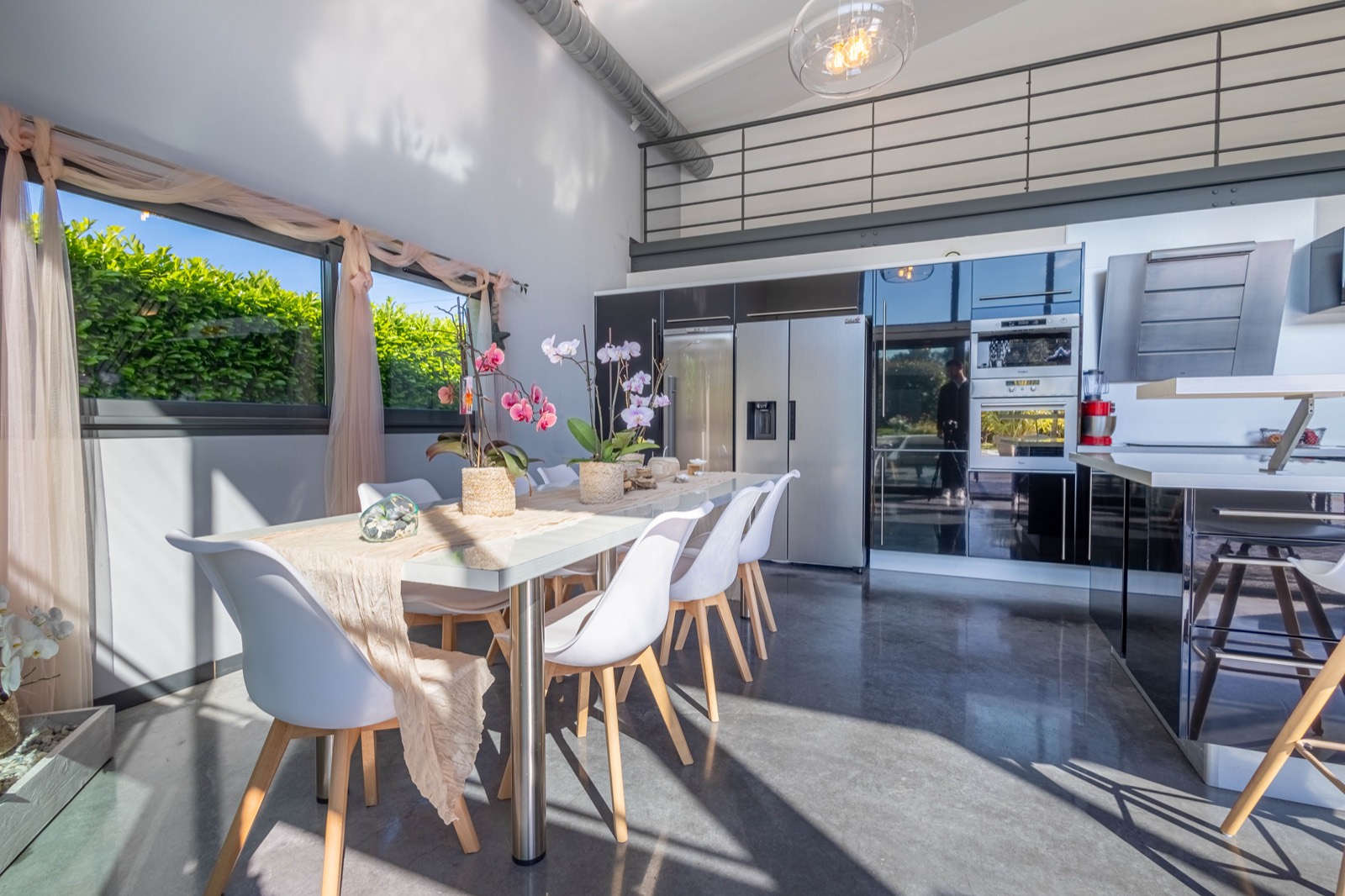 Salle à manger conviviale attenante à la cuisine, villa à Pessac