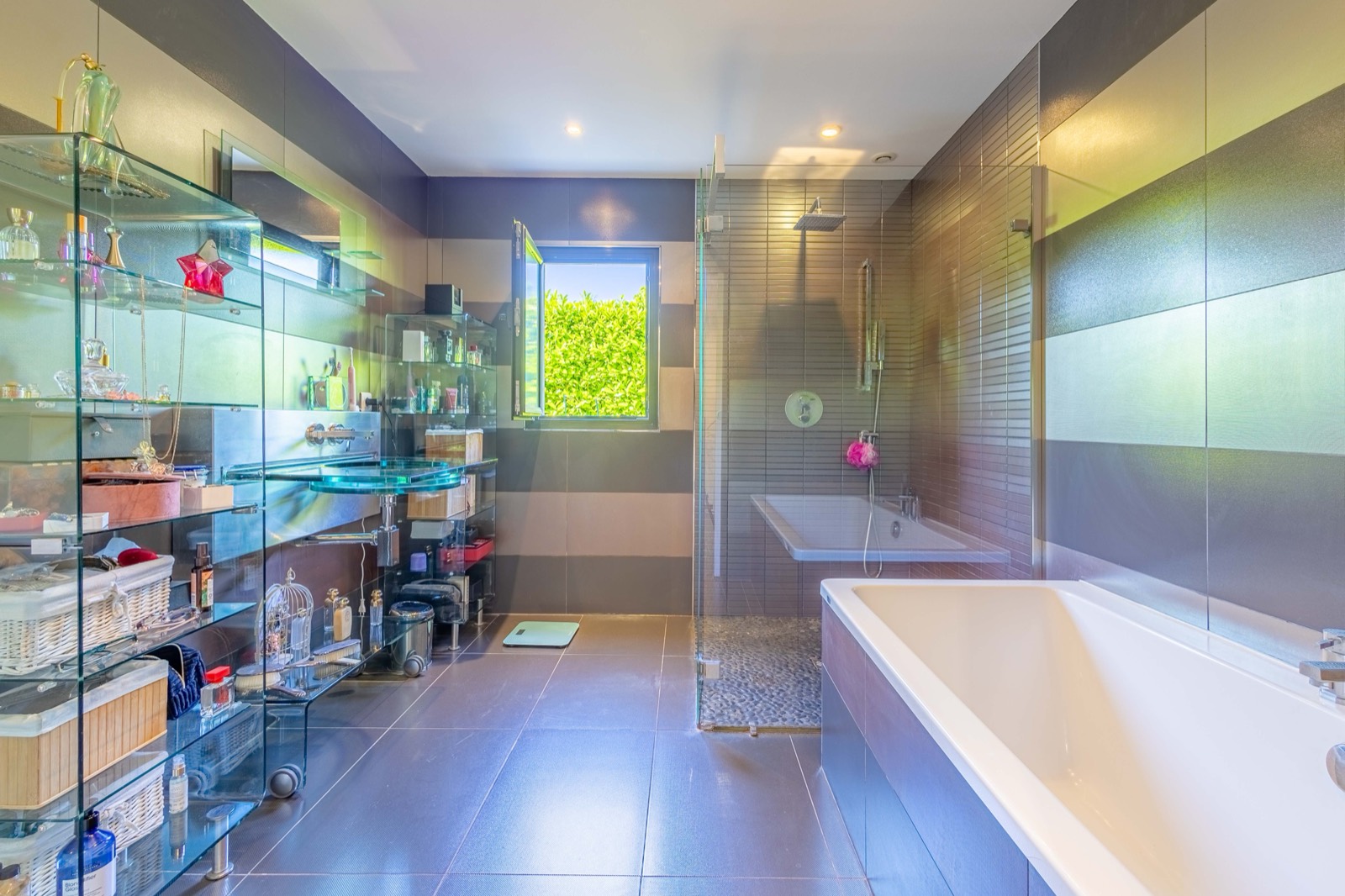 Salle de bain de la suite parentale avec douche et baignoire, villa à Pessac
