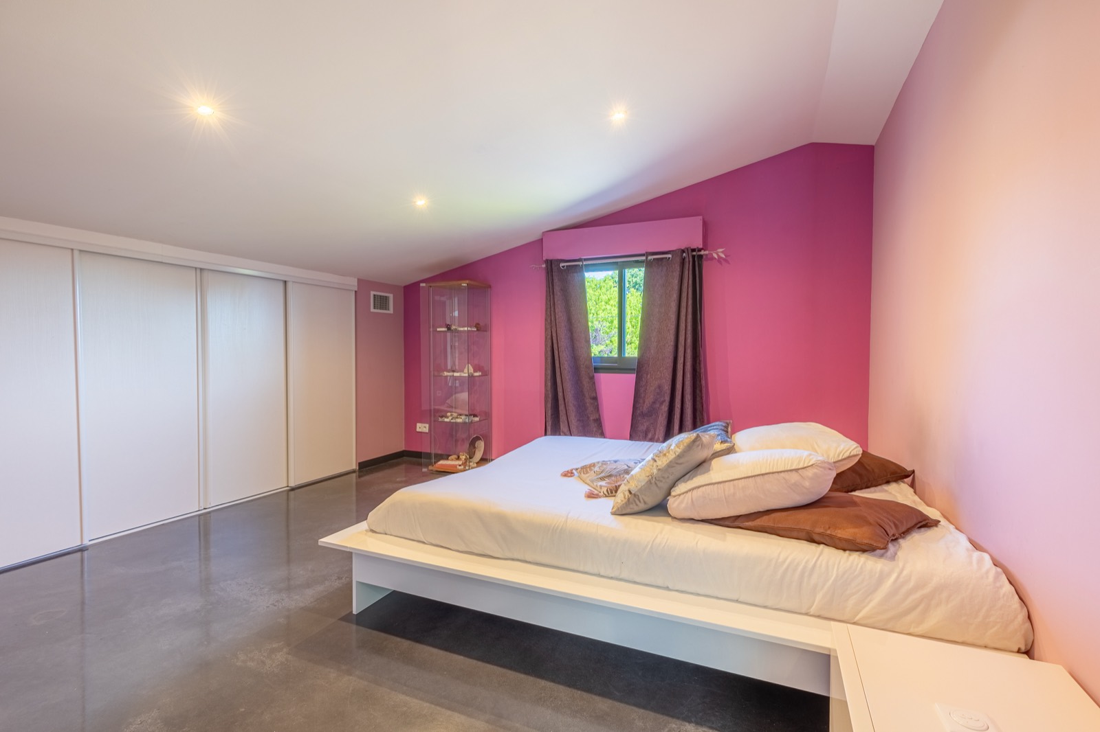 Deuxième chambre à l'étage avec rangements, villa à Pessac