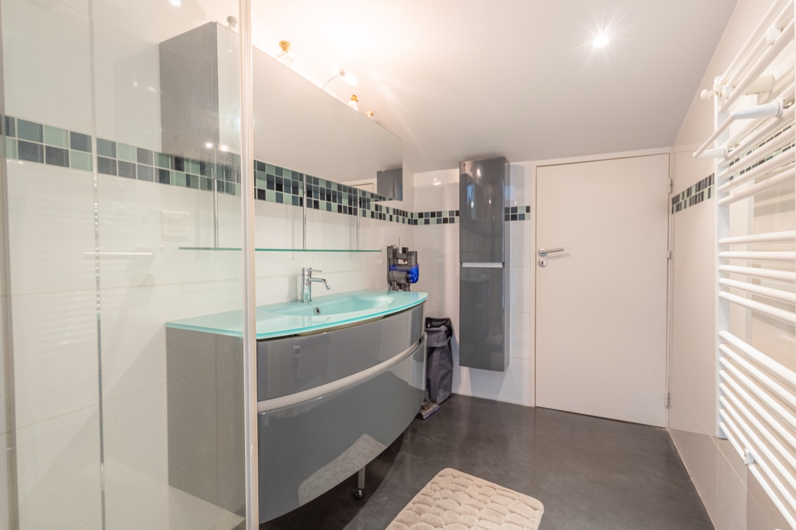 Salle d'eau de l'étage avec douche, villa à Pessac
