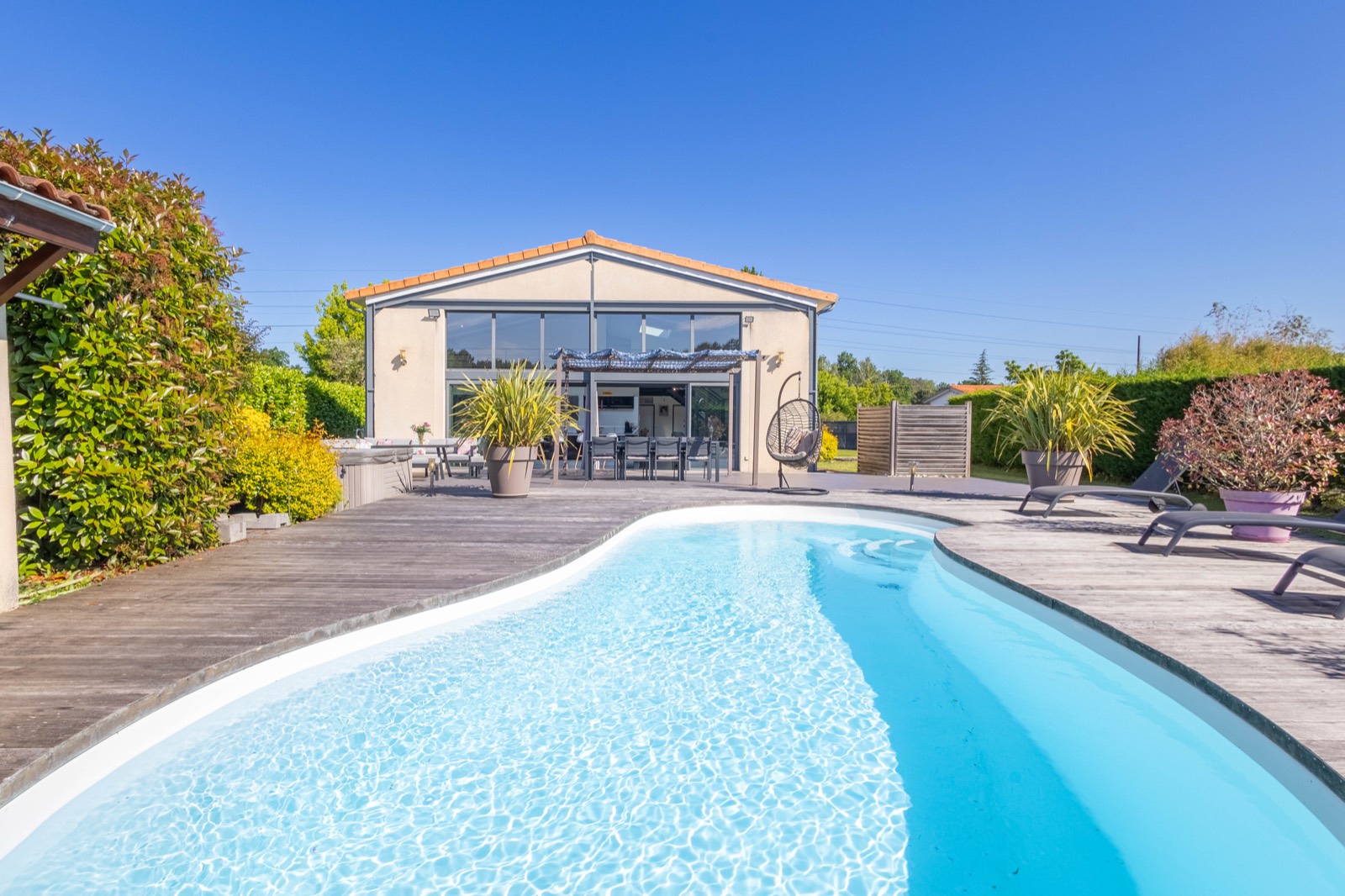 Piscine chauffée et terrasse de la villa à Pessac
