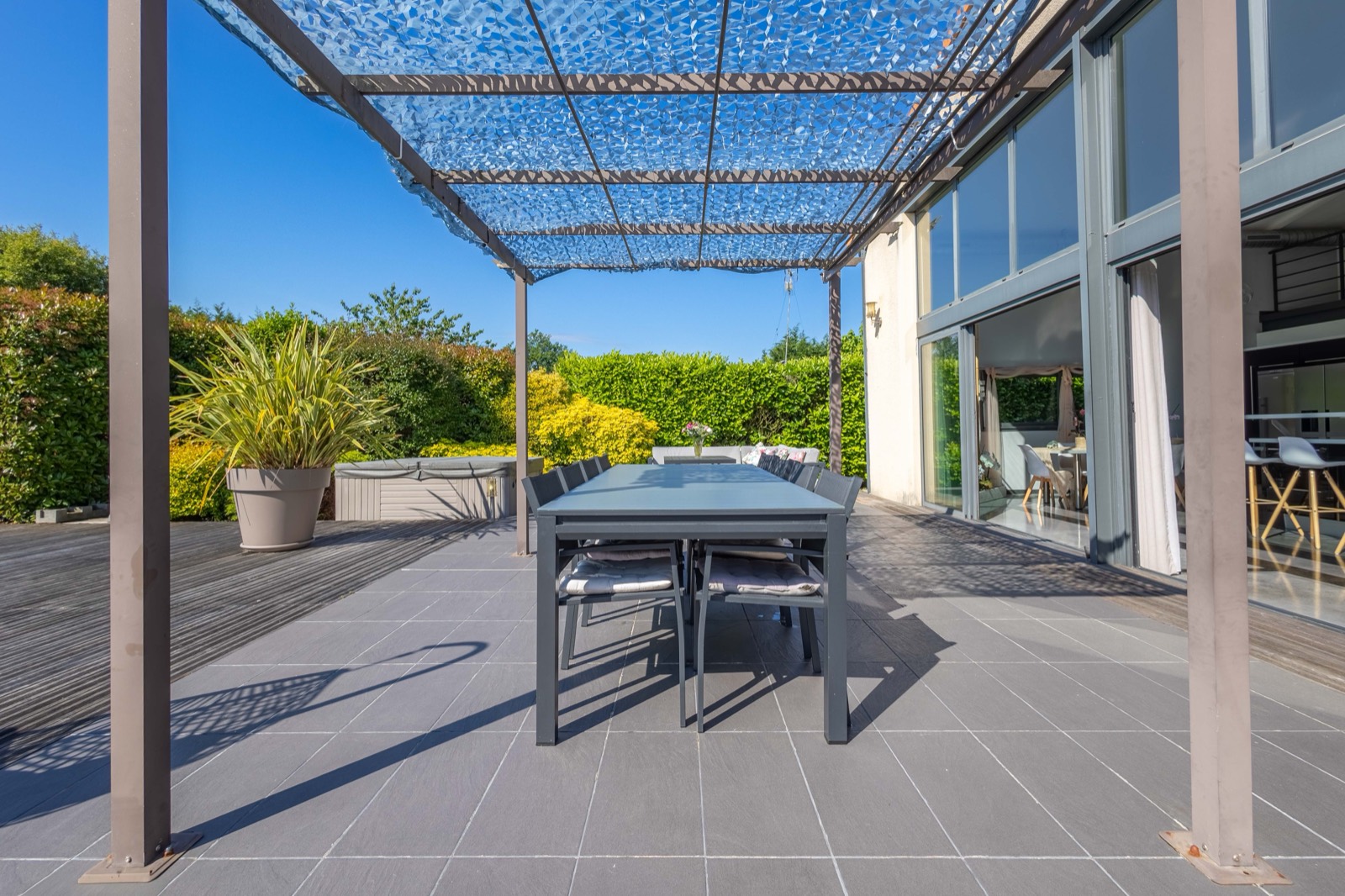 Terrasse couverte sous pergola avec salon de jardin, villa à Pessac
