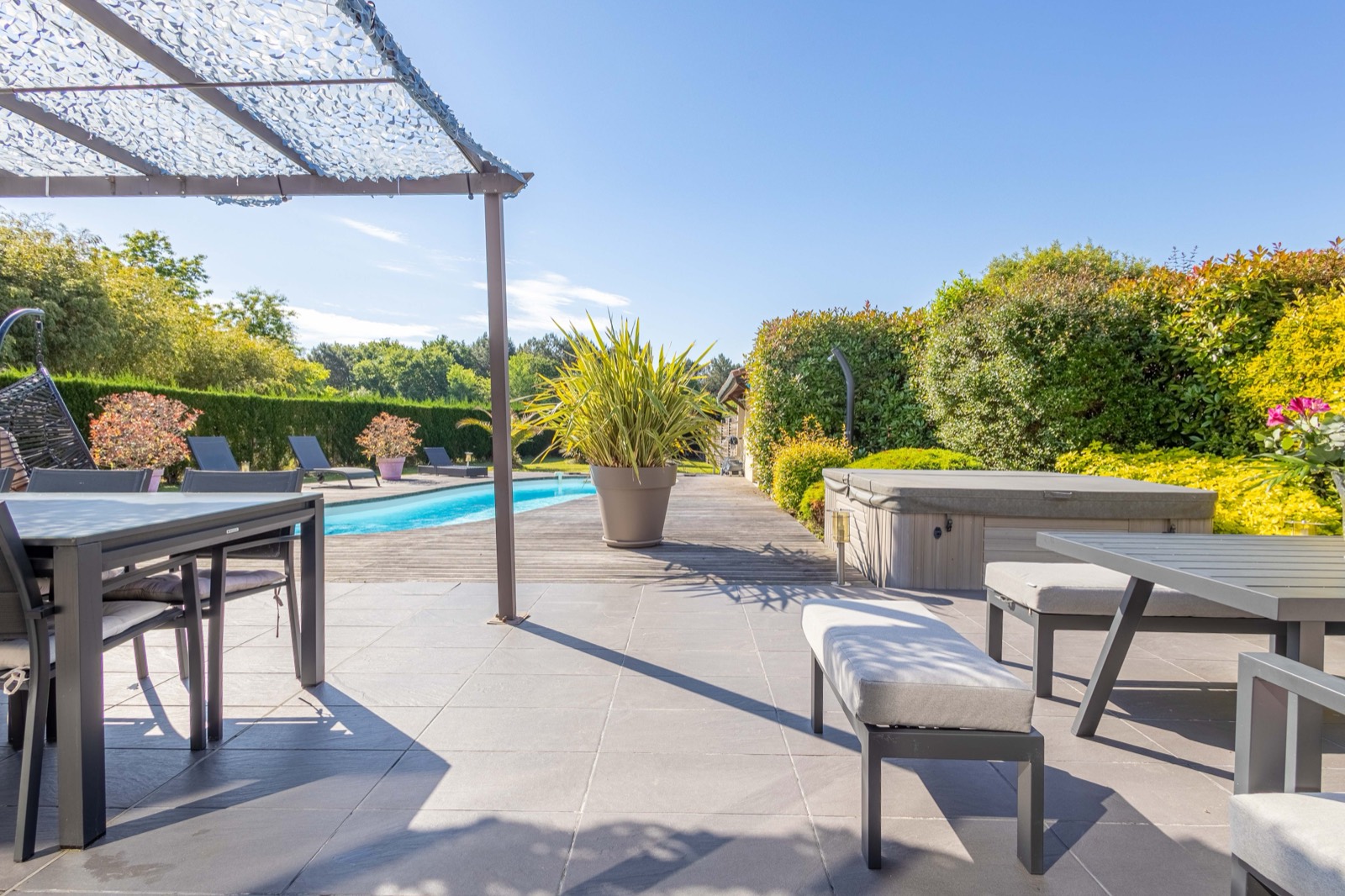 Terrasse avec jacuzzi et vue sur la piscine, villa à Pessac