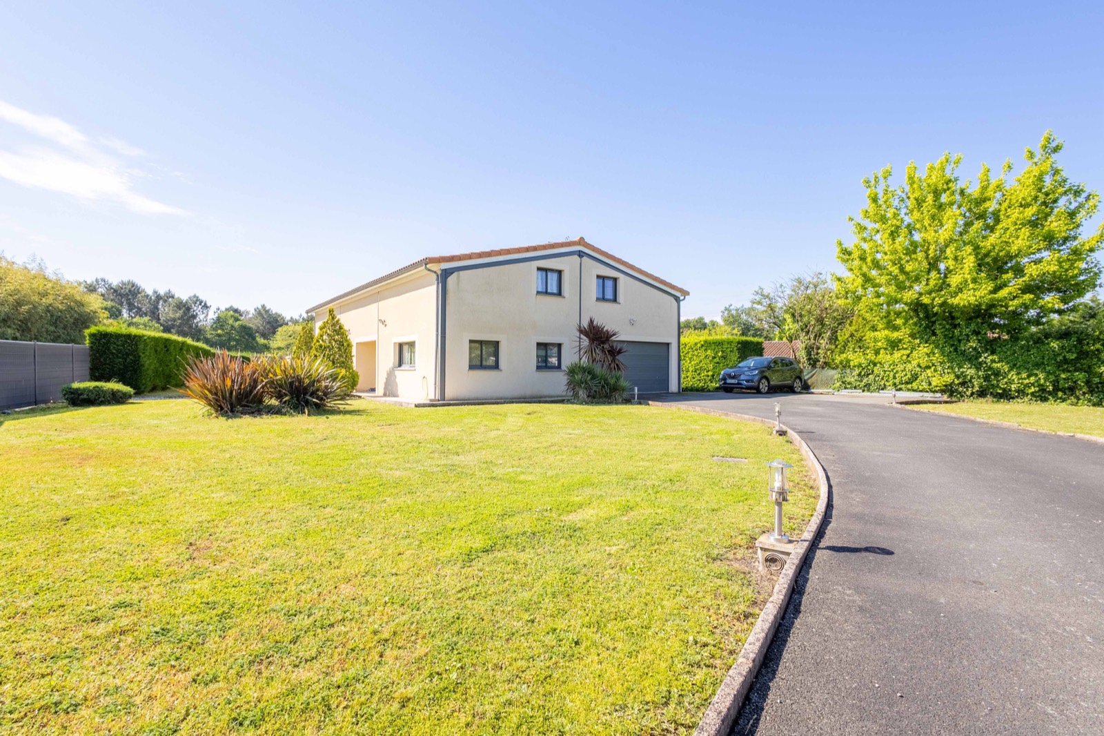 Façade de la villa et terrain paysager de 1 646 m² à Pessac