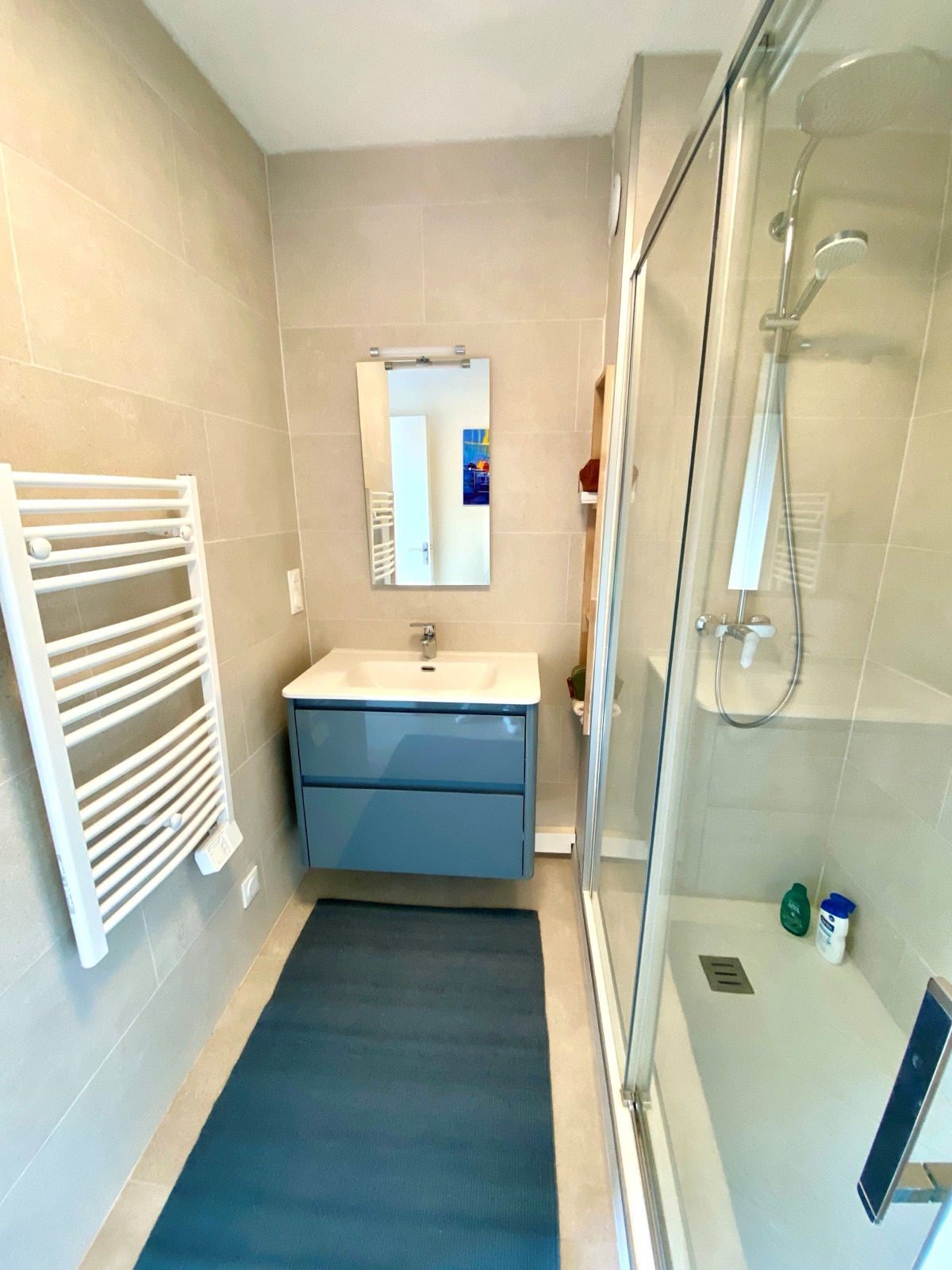 Salle d'eau avec douche à l'italienne